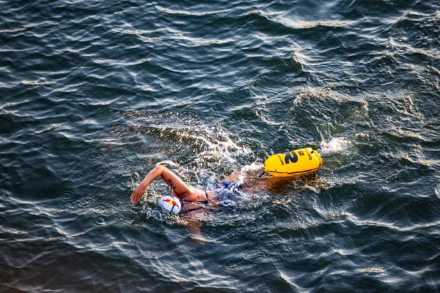 Extremschwimmerin Nathalie Pohl startet Weltrekordversuch 200 Kilometer in vier Tagen Erlös für Schwimmausbildung von Kindern Die Extremschwimmerin Nathalie Pohl ist am 11.08.2026 kurz nach 06:00 Uhr in Frankfurt am Main zu einem Weltrekordversuch gestartet. Die 1994 geborene Freiwasserschwimmerin aus Marburg will in vier Tagen schwimmend 200 Kilometer bis nach Köln zurücklegen, wo sie am 14.08.2026 erwartet wird. Im Rahmen der Aktion RIVERS sammelt Pohl für jeden geschwommenen Kilometer Spenden für Projekte zur Schwimmförderung und die Schwimmausbildung von Kindern. Entlang der Strecke sind Tourstopps mit Rahmenprogramm geplant, unter anderem am 12.08.2026 in Bingen und am 13.08.2026 in Koblenz. Pohl gilt als erste deuts