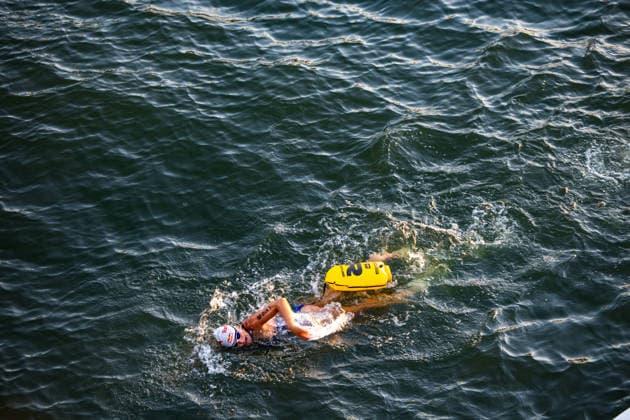 Extremschwimmerin Nathalie Pohl startet Weltrekordversuch 200 Kilometer in vier Tagen Erlös für Schwimmausbildung von Kindern Die Extremschwimmerin Nathalie Pohl ist am 11.08.2026 kurz nach 06:00 Uhr in Frankfurt am Main zu einem Weltrekordversuch gestartet. Die 1994 geborene Freiwasserschwimmerin aus Marburg will in vier Tagen schwimmend 200 Kilometer bis nach Köln zurücklegen, wo sie am 14.08.2026 erwartet wird. Im Rahmen der Aktion RIVERS sammelt Pohl für jeden geschwommenen Kilometer Spenden für Projekte zur Schwimmförderung und die Schwimmausbildung von Kindern. Entlang der Strecke sind Tourstopps mit Rahmenprogramm geplant, unter anderem am 12.08.2026 in Bingen und am 13.08.2026 in Koblenz. Pohl gilt als erste deuts