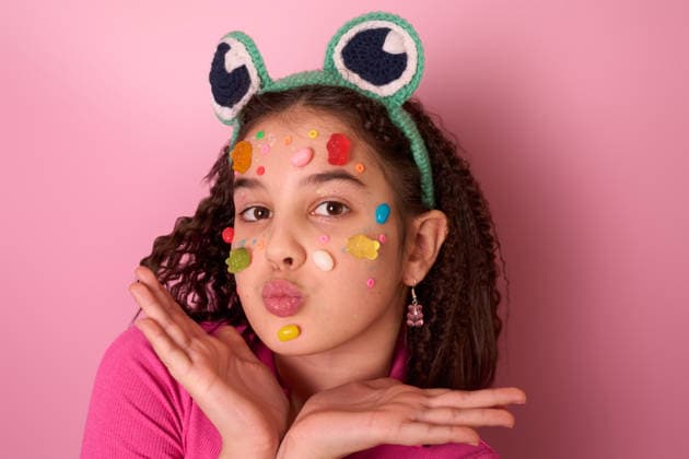 Strahlende und fröhliche Gesichtsausdrücke eines jungen Mädchens mit bunten Süßigkeiten-Verzierungen im Gesicht Bright and Fun Expressions of a Young Girl with Colorful Candy Decorations on Her Face (License=RF) ,model released, Symbolfoto Copyright: xZoonar.com NatashaxZakharovax 25418775 ,model released, Symbolfoto ,property released