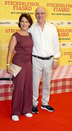 Janina Hartwig mit Freund Alexander Putz - Weltpremiere Steckerlfischfiasko Mathaeser Filmpalast in Muenchen - 10.August 2026 *** Janina Hartwig with her boyfriend Alexander Putz at the world premiere of *Steckerlfischfiasko* at the Mathaeser Filmpalast in Munich on August 10, 2026