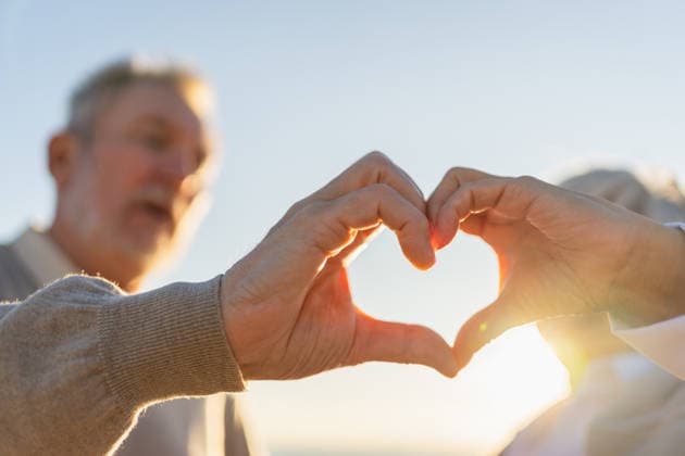 Liebe Herzform Frieden. Senior älteres Paar macht Herzform mit ihren Händen. Erwachsene reifen alten Mann Frau zeigt Herz Zeichen. Happy Rentner Familie. Ich liebe dich glücklich Valentinstag. Love heart shape peace. Senior older couple making heart shape with their hands. Adult mature old husband wife showing heart sign. Happy pensioner family. I love you happy valentines day (License=RF) ,model released, Symbolfoto Copyright: xZoonar.com IuliiaxZavalishinax 25419245 ,model released, Symbolfoto ,property released