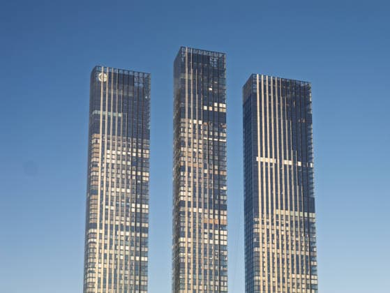 Creative Highlights World Moderne Wolkenkratzer vor einem strahlend blauen Himmel Modern Skyscrapers Against a Clear Blue Sky (License=RF) Copyright: xZoonar.com GeorgxVottelerx 25419727
