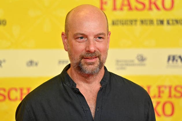 Stephan ZINNER ((Schauspieler,Kabarettist), Einzelbild,angeschnittenes Einzelmotiv,Portraet,Portrait,Porträt. Weltpremiere STECKERLFISCHFIASKO am 10.08.20226 im Mathaeser Kino in Muenchen. Roter Teppich,Red Carpet. *** Stephan ZINNER, actor, cabaret artist; single image, cropped close-up, portrait; World premiere of *STECKERLFISCHFIASKO* on August 10, 2022, at the Mathäuser Kino in Munich; red carpet,Red Carpet