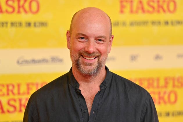 Stephan ZINNER ((Schauspieler,Kabarettist), Einzelbild,angeschnittenes Einzelmotiv,Portraet,Portrait,Porträt. Weltpremiere STECKERLFISCHFIASKO am 10.08.20226 im Mathaeser Kino in Muenchen. Roter Teppich,Red Carpet. *** Stephan ZINNER, actor, cabaret artist; single image, cropped close-up, portrait; World premiere of *STECKERLFISCHFIASKO* on August 10, 2022, at the Mathäuser Kino in Munich; red carpet,Red Carpet