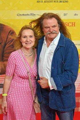 Leslie MANDOKI mit Ehefrau Eva MANDOKI. Weltpremiere STECKERLFISCHFIASKO am 10.08.20226 im Mathaeser Kino in Muenchen. Roter Teppich,Red Carpet. *** Leslie MANDOKI with his wife Eva MANDOKI at the world premiere of *STECKERLFISCHFIASKO* on August 10, 20226, at the Mathaeser Kino in Munich. Red Carpet