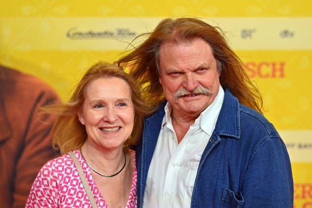 Leslie MANDOKI mit Ehefrau Eva MANDOKI. Weltpremiere STECKERLFISCHFIASKO am 10.08.20226 im Mathaeser Kino in Muenchen. Roter Teppich,Red Carpet. *** Leslie MANDOKI with his wife Eva MANDOKI at the world premiere of *STECKERLFISCHFIASKO* on August 10, 20226, at the Mathaeser Kino in Munich. Red Carpet