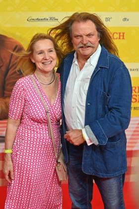 Leslie MANDOKI mit Ehefrau Eva MANDOKI. Weltpremiere STECKERLFISCHFIASKO am 10.08.20226 im Mathaeser Kino in Muenchen. Roter Teppich,Red Carpet. *** Leslie MANDOKI with his wife Eva MANDOKI at the world premiere of *STECKERLFISCHFIASKO* on August 10, 20226, at the Mathaeser Kino in Munich. Red Carpet