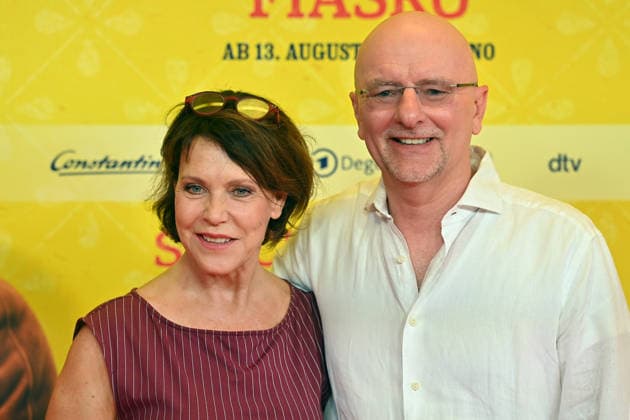 Janina HARTWIG (Schauspielerin), mit Lebensgefaehrte Alexander PUTZ (Oberbuergemeister Landshut). Weltpremiere STECKERLFISCHFIASKO am 10.08.20226 im Mathaeser Kino in Muenchen. Roter Teppich,Red Carpet. *** Janina HARTWIG, actress, with her partner Alexander PUTZ, mayor of Landshut; world premiere of *STECKERLFISCHFIASKO* on August 10, 20226, at the Mathaeser Kino in Munich; red carpet