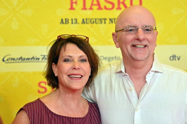 Janina HARTWIG (Schauspielerin), mit Lebensgefaehrte Alexander PUTZ (Oberbuergemeister Landshut). Weltpremiere STECKERLFISCHFIASKO am 10.08.20226 im Mathaeser Kino in Muenchen. Roter Teppich,Red Carpet. *** Janina HARTWIG, actress, with her partner Alexander PUTZ, mayor of Landshut; world premiere of *STECKERLFISCHFIASKO* on August 10, 20226, at the Mathaeser Kino in Munich; red carpet