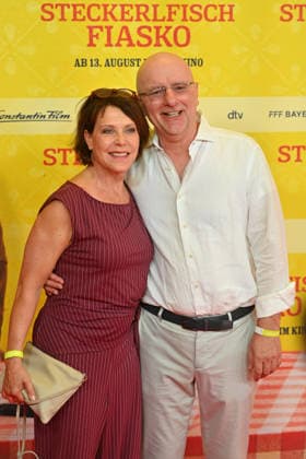 Janina HARTWIG (Schauspielerin), mit Lebensgefaehrte Alexander PUTZ (Oberbuergemeister Landshut). Weltpremiere STECKERLFISCHFIASKO am 10.08.20226 im Mathaeser Kino in Muenchen. Roter Teppich,Red Carpet. *** Janina HARTWIG, actress, with her partner Alexander PUTZ, mayor of Landshut; world premiere of *STECKERLFISCHFIASKO* on August 10, 20226, at the Mathaeser Kino in Munich; red carpet