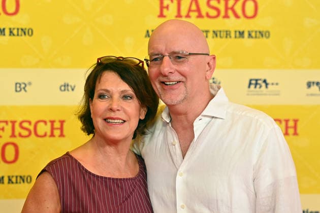 Janina HARTWIG (Schauspielerin), mit Lebensgefaehrte Alexander PUTZ (Oberbuergemeister Landshut). Weltpremiere STECKERLFISCHFIASKO am 10.08.20226 im Mathaeser Kino in Muenchen. Roter Teppich,Red Carpet. *** Janina HARTWIG, actress, with her partner Alexander PUTZ, mayor of Landshut; world premiere of *STECKERLFISCHFIASKO* on August 10, 20226, at the Mathaeser Kino in Munich; red carpet