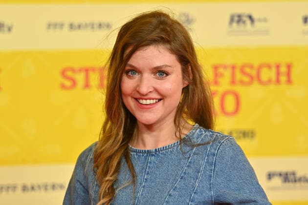 Lara MANDOKI (Schauspielerin), Einzelbild,angeschnittenes Einzelmotiv,Portrait,Portraet. Weltpremiere STECKERLFISCHFIASKO am 10.08.20226 im Mathaeser Kino in Muenchen. Roter Teppich,Red Carpet. *** Lara MANDOKI, actress; single frame, cropped close-up, portrait; World Premiere of *STECKERLFISCHFIASKO* on August 10, 20226, at the Mathäuser Kino in Munich; Red Carpet