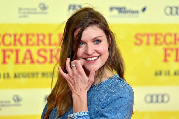 Lara MANDOKI (Schauspielerin), Einzelbild,angeschnittenes Einzelmotiv,Portrait,Portraet. Weltpremiere STECKERLFISCHFIASKO am 10.08.20226 im Mathaeser Kino in Muenchen. Roter Teppich,Red Carpet. *** Lara MANDOKI, actress; single frame, cropped close-up, portrait; World Premiere of *STECKERLFISCHFIASKO* on August 10, 20226, at the Mathäuser Kino in Munich; Red Carpet