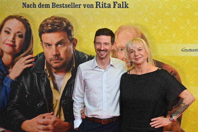 Oliver BERBEN, Rita FALK (Autorin). Weltpremiere STECKERLFISCHFIASKO am 10.08.20226 im Mathaeser Kino in Muenchen. Roter Teppich,Red Carpet. *** Oliver BERBEN, Rita FALK, writer; World premiere of *STECKERLFISCHFIASKO* on August 10, 20226, at the Mathaeser Kino in Munich; Red Carpet