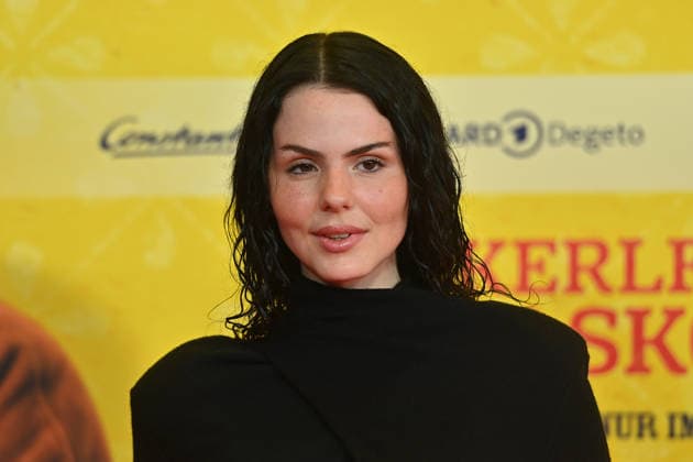 Ruby O. FEE (Schauspielerin), Einzelbild,angeschnittenes Einzelmotiv,Portraet,Portrait,Porträt. Weltpremiere STECKERLFISCHFIASKO am 10.08.20226 im Mathaeser Kino in Muenchen. Roter Teppich,Red Carpet. *** Ruby O FEE, actress; single frame; cropped close-up; portrait; World Premiere of *STECKERLFISCHFIASKO* on August 10, 20226, at the Mathäuser Kino in Munich; red carpet