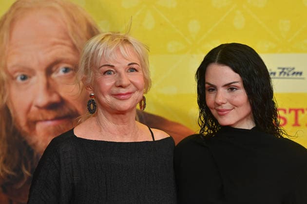v.li:Rita FALK (Autorin) Ruby O. FEE (Schauspielerin). Weltpremiere STECKERLFISCHFIASKO am 10.08.20226 im Mathaeser Kino in Muenchen. Roter Teppich,Red Carpet. *** From left: Rita FALK, author; Ruby O FEE, actress; World premiere of *STECKERLFISCHFIASKO* on August 10, 20226, at the Mathaeser Kino in Munich; Red Carpet