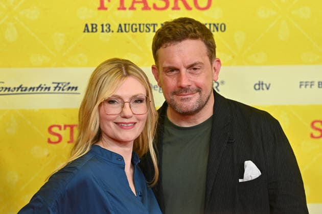 Johanna Christine GEHLEN (Schauspielerin), Sebastian BEZZEL (Schauspieler). Weltpremiere STECKERLFISCHFIASKO am 10.08.20226 im Mathaeser Kino in Muenchen. Roter Teppich,Red Carpet. *** Johanna Christine GEHLEN, actress; Sebastian BEZZEL, actor; World premiere of *STECKERLFISCHFIASKO* on August 10, 20226, at the Mathaeser Kino in Munich; Red Carpet