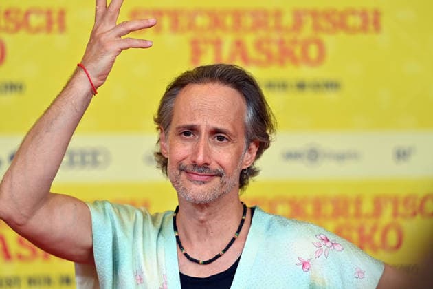 Michael OSTROWSKI (Schauspieler), Einzelbild,angeschnittenes Einzelmotiv,Portraet,Portrait,Porträt. Weltpremiere STECKERLFISCHFIASKO am 10.08.20226 im Mathaeser Kino in Muenchen. Roter Teppich,Red Carpet. *** Michael OSTROWSKI, actor; still image, cropped single shot, portrait; World Premiere of *STECKERLFISCHFIASKO* on August 10, 2022, at the Mathäuser Kino in Munich; red carpet