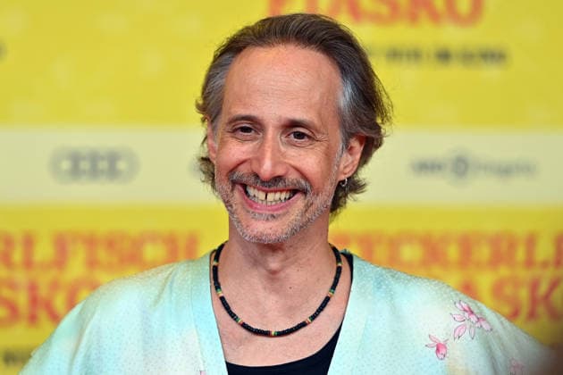 Michael OSTROWSKI (Schauspieler), Einzelbild,angeschnittenes Einzelmotiv,Portraet,Portrait,Porträt. Weltpremiere STECKERLFISCHFIASKO am 10.08.20226 im Mathaeser Kino in Muenchen. Roter Teppich,Red Carpet. *** Michael OSTROWSKI, actor; still image, cropped single shot, portrait; World Premiere of *STECKERLFISCHFIASKO* on August 10, 2022, at the Mathäuser Kino in Munich; red carpet
