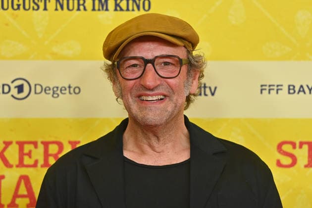 Max SCHMIDT (Schauspieler), Einzelbild,angeschnittenes Einzelmotiv,Portraet,Portrait,Porträt. Weltpremiere STECKERLFISCHFIASKO am 10.08.20226 im Mathaeser Kino in Muenchen. Roter Teppich,Red Carpet. *** Max SCHMIDT, actor; still image; cropped single shot; portrait; World Premiere of *STECKERLFISCHFIASKO* on August 10, 2022, at the Mathaeser Kino in Munich; red carpet
