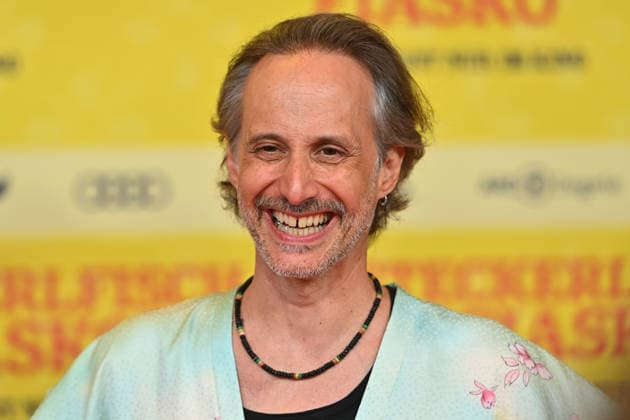 Michael OSTROWSKI (Schauspieler), Einzelbild,angeschnittenes Einzelmotiv,Portraet,Portrait,Porträt. Weltpremiere STECKERLFISCHFIASKO am 10.08.20226 im Mathaeser Kino in Muenchen. Roter Teppich,Red Carpet. *** Michael OSTROWSKI, actor; still image, cropped single shot, portrait; World Premiere of *STECKERLFISCHFIASKO* on August 10, 2022, at the Mathäuser Kino in Munich; red carpet