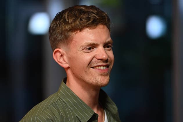 Ferdinand HOFER (Schauspieler), Einzelbild,angeschnittenes Einzelmotiv,Portraet,Portrait,Porträt. Weltpremiere STECKERLFISCHFIASKO am 10.08.20226 im Mathaeser Kino in Muenchen. Roter Teppich,Red Carpet. *** Ferdinand HOFER, actor; still photo, cropped single shot, portrait; World Premiere of *STECKERLFISCHFIASKO* on August 10, 2022, at the Mathäuser Kino in Munich; Red Carpet