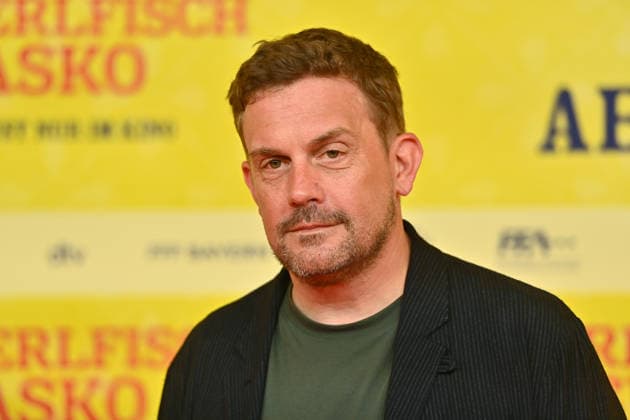 Sebastian BEZZEL (Schauspieler), Einzelbild,angeschnittenes Einzelmotiv,Portraet,Portrait,Porträt. Weltpremiere STECKERLFISCHFIASKO am 10.08.20226 im Mathaeser Kino in Muenchen. Roter Teppich,Red Carpet. *** Sebastian BEZZEL, actor; still image, cropped single shot, portrait; World Premiere of *STECKERLFISCHFIASKO* on August 10, 20226, at the Mathäuser Kino in Munich; Red Carpet