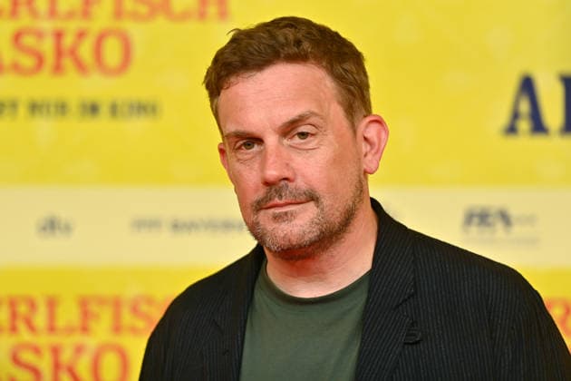 Sebastian BEZZEL (Schauspieler), Einzelbild,angeschnittenes Einzelmotiv,Portraet,Portrait,Porträt. Weltpremiere STECKERLFISCHFIASKO am 10.08.20226 im Mathaeser Kino in Muenchen. Roter Teppich,Red Carpet. *** Sebastian BEZZEL, actor; still image, cropped single shot, portrait; World Premiere of *STECKERLFISCHFIASKO* on August 10, 20226, at the Mathäuser Kino in Munich; Red Carpet