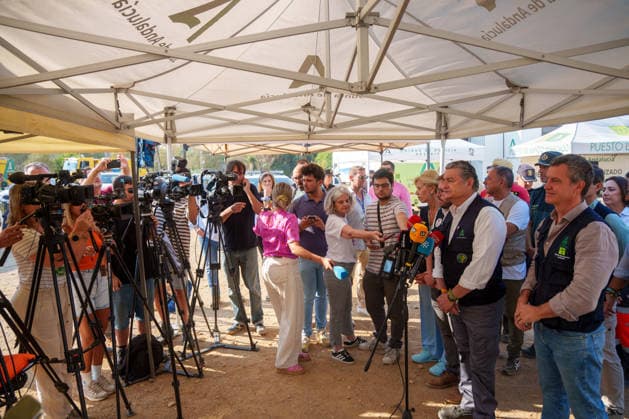 More than 500 personnel are fighting the fire in Niebla, Huelva. The First Vice President and Minister of the Presidency, Health and Emergencies, Antonio Sanz, speaks to the media at the Forward Command Post for the Niebla, Huelva, wildfire before the coordination meeting August 11, 2026, in Niebla, Huelva, Andalusia, Spain More than 500 personnel from the Military Emergency Unit (UME) and the Civil Guard are now participating in efforts to extinguish the forest fire in Niebla, Huelva, following a further expansion of the human and material resources allocated to this operation. In addition, the UME has added four new bulldozers that will be deployed throughout Tuesday, primarily for use in the rear area. AUGUST 11, 2026 Francisco J Niebla  Copyright: xFranciscoxJ.xOlmox 7709379