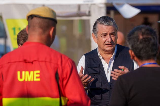 More than 500 personnel are fighting the fire in Niebla, Huelva. The First Vice President and Minister of the Presidency, Health and Emergencies, Antonio Sanz c, at the Forward Command Post for the Niebla, Huelva, wildfire before the coordination meeting. August 11, 2026, in Niebla, Huelva, Andalusia, Spain. More than 500 personnel from the Military Emergency Unit (UME) and the Civil Guard are now participating in efforts to extinguish the forest fire in Niebla, Huelva, following a further expansion of the human and material resources allocated to this operation. Additionally, the UME has added four new bulldozers that will be deployed throughout Tuesday, primarily for use in the rear area. AUGUST 11, 2026 Francisco J Niebla, Huelva, Andal  Copyright: xFranciscoxJ.xOlmox 7709382