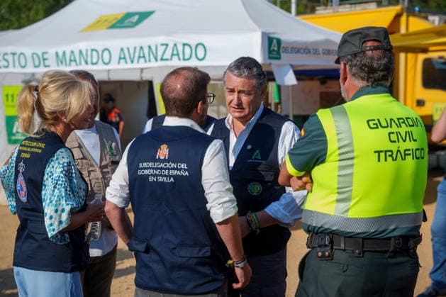 More than 500 personnel are fighting the fire in Niebla, Huelva. The First Vice President and Minister of the Presidency, Health, and Emergencies, Antonio Sanz (2d), along with the acting Government Delegate in Andalusia, Francisco Toscano (2i), at the Forward Command Post for the Niebla, Huelva, wildfire prior to the coordination meeting. August 11, 2026, in Niebla, Huelva, Andalusia, Spain. More than 500 personnel from the Military Emergency Unit (UME) and the Civil Guard are now participating in efforts to extinguish the forest fire in Niebla, Huelva, following a further expansion of the human and material resources allocated to this operation. Additionally, the UME has added four new bulldozers that will be deployed throughout Tuesday,  Copyright: xFranciscoxJ.xOlmox 7709385