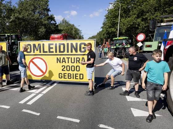WIERDEN - Farmers are blocking the N35 between Wierden and Nijverdal during a protest against the cabinet s nitrogen measures. VINCENT JANNINK ANP netherlands out - belgium out  Copyright: xx x565257577x originalFilename: 565257577.jpg
