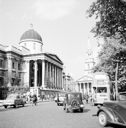 Reise nach London 1954 Reise nach London, 1954. Blick zur National Gallery am Trafalgar Square und zur historischen Kirche St Martin-in-the-Fields im Stadtzentrum., City of Westminster. Scan vom Negativ. London England Copyright: KlausxRedenbacher RED_93020000069 EDITORIAL USE ONLY
