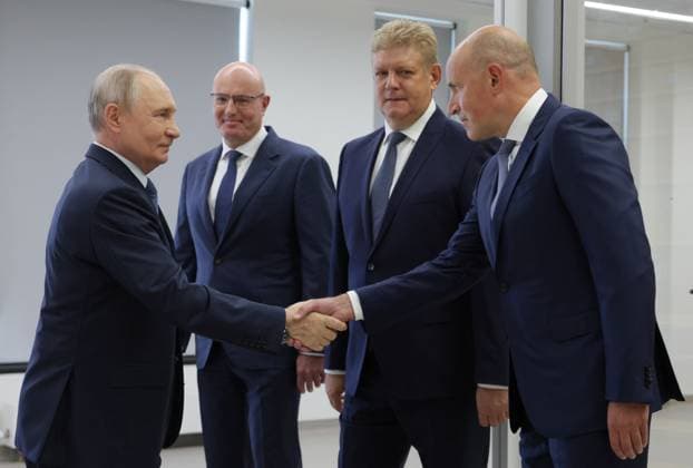 Russia Putin Siberian Federal District 9220466 11.08.2026 Russian President Vladimir Putin shakes hands with Executive Director of Pharmstandard Viktor Kharitonin, as Deputy Prime Minister Dmitry Chernyshenko and Presidential Envoy to the Siberian Federal District Anatoly Seryshev, stand nearby, during his visit to a recreation facility at the Specialized Educational and Scientific Centre of Novosibirsk State University (NSU) in Novosibirsk, Russia. Gavriil Grigorov Sputnik Novosibirsk Region Russia  Copyright: xGavriilxGrigorovx