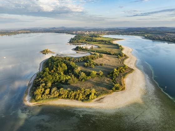 Luftbild von der Halbinsel Mettnau bei Radolfzell am Bodensee bei historischem Tiefstand, Niedrigwasser bei Pegelstand 286 cm, am Horizont die Stadt Radolfzell und die Hegauberge, Landkreis Konstanz, Baden-Württemberg, Deutschland Aerial view of the Mettnau peninsula near Radolfzell on Lake Constance at historic lows, low tide at water level 286 cm, on the horizon the town of Radolfzell and the Hegauberge Mountains, Konstanz district, Baden-Württemberg, Germany Copyright: imageBROKER MarkusxKeller ibxmkl18715702.jpg