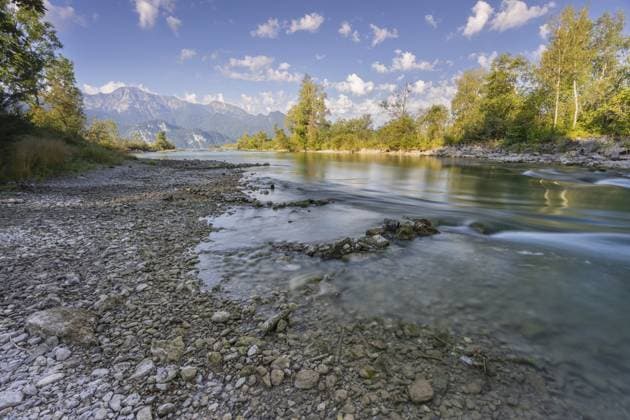 Creative Highlights World Fluss, Flussbett, Bäume, Berge, Kies, sonnig, Niedrigwasser, Trockenheit, Dürre, August 2026, Klimawandel, Loisach, Kochel, dahinter Herzogstand, Heimgarten, Bayerische Alpen, Alpenvorland, Bayern, Deutschland River, riverbed, trees, mountains, gravel, sunny, low tide, drought, August 2026, climate change, Loisach, Kochel, behind Herzogstand, Heimgarten, Bavarian Alps, Alpine foothills, Bavaria, Germany Copyright: imageBROKER MartinaxMelzer ibxmmm18726413.jpg