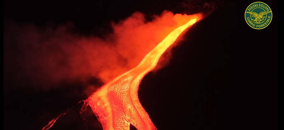 August 11, 2026, Catania: Un frame tratto da un video della Forestale Siciliana mostra l eruzione dell Etna in corso, 11 agosto 2026. ANSA CORPO FORESTALE REGIONE SICILIA +++ NPK +++ NO SALES, EDITORIAL USE ONLY Catania  - ZUMAa110 20260811_zaf_a110_001 Copyright: xUsxCorpoxForestalexRegionexSicilx
