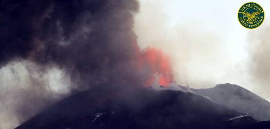 August 11, 2026, Catania: Un frame tratto da un video della Forestale Siciliana mostra l eruzione dell Etna in corso, 11 agosto 2026. ANSA CORPO FORESTALE REGIONE SICILIA +++ NPK +++ NO SALES, EDITORIAL USE ONLY Catania  - ZUMAa110 20260811_zaf_a110_002 Copyright: xUsxCorpoxForestalexRegionexSicilx