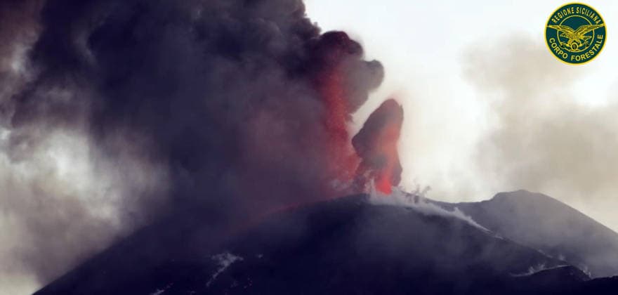 August 11, 2026, Catania: Un frame tratto da un video della Forestale Siciliana mostra l eruzione dell Etna in corso, 11 agosto 2026. ANSA CORPO FORESTALE REGIONE SICILIA +++ NPK +++ NO SALES, EDITORIAL USE ONLY Catania  - ZUMAa110 20260811_zaf_a110_005 Copyright: xUsxCorpoxForestalexRegionexSicilx