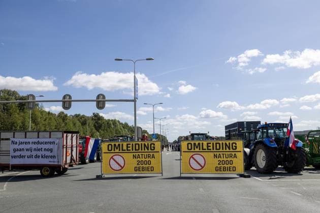 NIJVERDAL - Farmers are blocking the N35 between Wierden and Nijverdal during a protest against the cabinet s nitrogen measures. VINCENT JANNINK ANP netherlands out - belgium out  Copyright: xx x565259887x originalFilename: 565259887.jpg