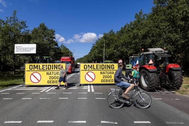 WIERDEN - Farmers are blocking the N35 between Wierden and Nijverdal during a protest against the cabinet s nitrogen measures. VINCENT JANNINK ANP netherlands out - belgium out  Copyright: xx x565260013x originalFilename: 565260013.jpg