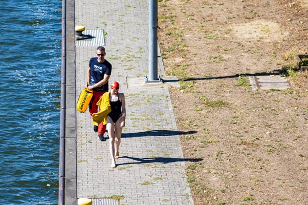 Extremschwimmerin Nathalie Pohl startet Weltrekordversuch 200 Kilometer in vier Tagen Erlös für Schwimmausbildung von Kindern Die Extremschwimmerin Nathalie Pohl ist am 11.08.2026 kurz nach 06:00 Uhr in Frankfurt am Main zu einem Weltrekordversuch gestartet. Die 1994 geborene Freiwasserschwimmerin aus Marburg will in vier Tagen schwimmend 200 Kilometer bis nach Köln zurücklegen, wo sie am 14.08.2026 erwartet wird. Im Rahmen der Aktion RIVERS sammelt Pohl für jeden geschwommenen Kilometer Spenden für Projekte zur Schwimmförderung und die Schwimmausbildung von Kindern. Entlang der Strecke sind Tourstopps mit Rahmenprogramm geplant, unter anderem am 12.08.2026 in Bingen und am 13.08.2026 in Koblenz. Pohl gilt als erste deuts