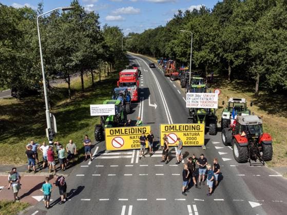 WIERDEN - Farmers are blocking the N35 between Wierden and Nijverdal during a protest against the cabinet s nitrogen measures. VINCENT JANNINK ANP netherlands out - belgium out  Copyright: xx x565260616x originalFilename: 565260616.jpg