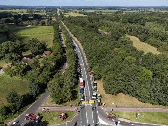 WIERDEN - Farmers are blocking the N35 between Wierden and Nijverdal during a protest against the cabinet s nitrogen measures. In the background is the Natura200 area Het Wierdense veld. VINCENT JANNINK ANP netherlands out - belgium out  Copyright: xx x565260640x originalFilename: 565260640.jpg