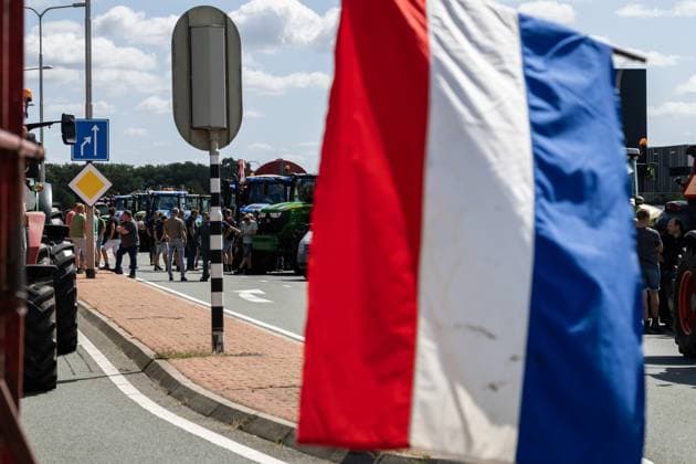 NIJVERDAL - Farmers are blocking the N35 between Wierden and Nijverdal during a protest against the cabinet s nitrogen measures. VINCENT JANNINK ANP netherlands out - belgium out  Copyright: xx x565260827x originalFilename: 565260827.jpg