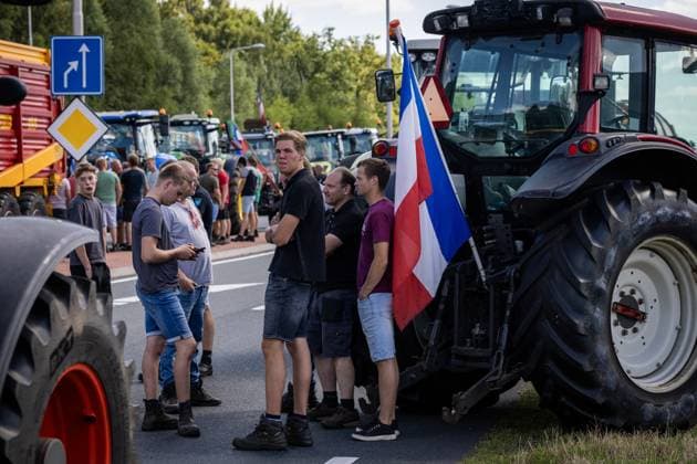 NIJVERDAL - Farmers are blocking the N35 between Wierden and Nijverdal during a protest against the cabinet s nitrogen measures. VINCENT JANNINK ANP netherlands out - belgium out  Copyright: xx x565260980x originalFilename: 565260980.jpg