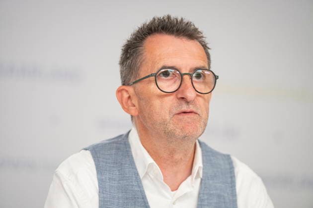 Der Saarländische Innenminister Reinhold Jost (SPD) spricht vor der Landespressekonferenz in Saarbrücken über Neuerungen im Polizeigesetz. Demnach will das Land Handyblitzer legalisieren und den Kampf gegen Drohnen authorisieren. *** Saarland Interior Minister Reinhold Jost (SPD) speaks at the state press conference in Saarbrücken about changes to the police law. According to the plan, the state intends to legalize cell phone speed cameras and authorize measures to combat drones. bub