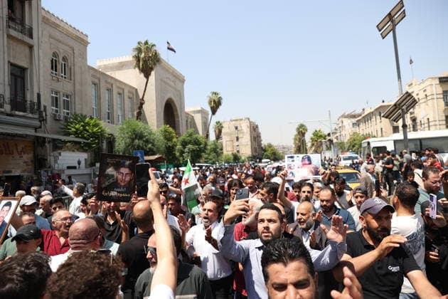 Death sentences for Bashar al-Assad and senior figures in Syria welcomed with celebrations DAMASCUS, SYRIA - AUGUST 11: Syrians gather around the Palace of Justice to celebrate a court s death sentences against ousted leader Bashar al-Assad, his brother Maher al-Assad and his cousin Atef Najib, carrying photographs of people killed by the Assad regime, in the capital Damascus, Syria, on August 11, 2026. Izz Aldien Alqasem Anadolu Damascus Syria. Editorial use only. Please get in touch for any other usage.  Copyright: x2026xAnadoluxIzzxAldienxAlqasemx