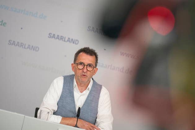 Der Saarländische Innenminister Reinhold Jost (SPD) spricht vor der Landespressekonferenz in Saarbrücken über Neuerungen im Polizeigesetz. Demnach will das Land Handyblitzer legalisieren und den Kampf gegen Drohnen authorisieren. *** Saarland Interior Minister Reinhold Jost (SPD) speaks at the state press conference in Saarbrücken about changes to the police law. According to the plan, the state intends to legalize cell phone speed cameras and authorize measures to combat drones. bub