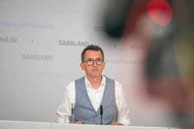 Der Saarländische Innenminister Reinhold Jost (SPD) spricht vor der Landespressekonferenz in Saarbrücken über Neuerungen im Polizeigesetz. Demnach will das Land Handyblitzer legalisieren und den Kampf gegen Drohnen authorisieren. *** Saarland Interior Minister Reinhold Jost (SPD) speaks at the state press conference in Saarbrücken about changes to the police law. According to the plan, the state intends to legalize cell phone speed cameras and authorize measures to combat drones. bub